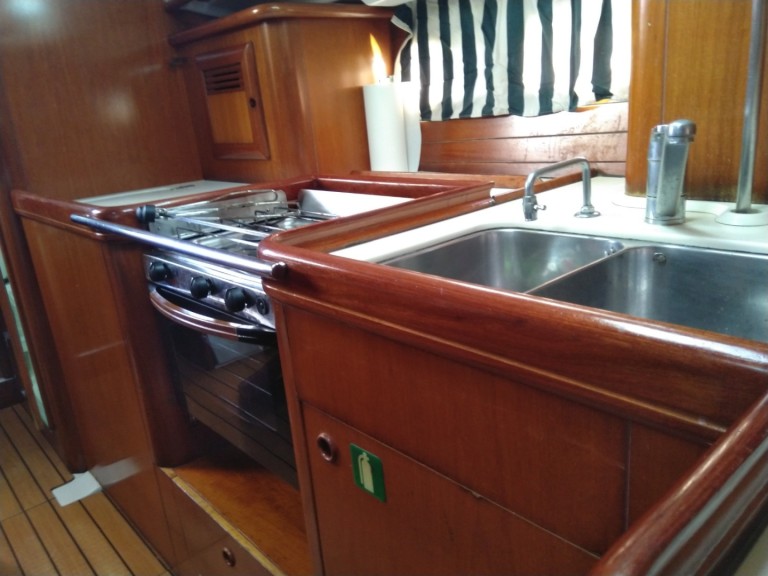 Rent a Bénéteau Oceanis 411 Clipper Alimos
