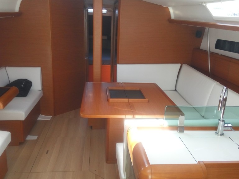 Sailboat for rent Alimos at the best price