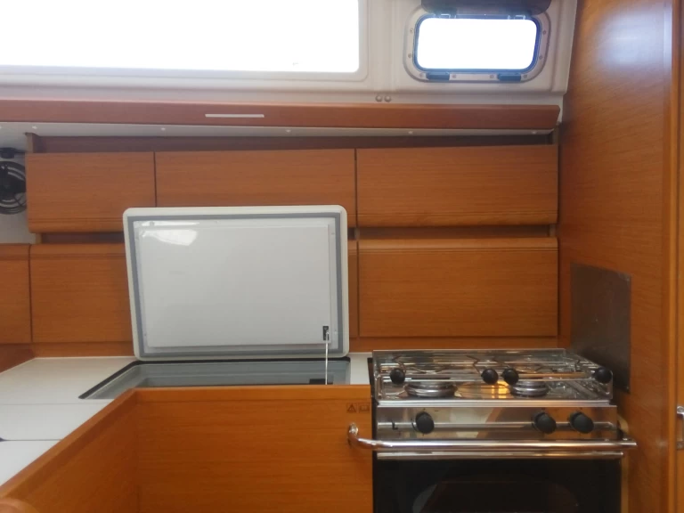 Jeanneau Sun Odyssey 449 in Alimos on SamBoat