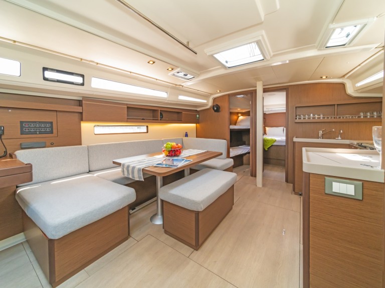 Sailboat rental in Alimos - Bénéteau Oceanis 40.1