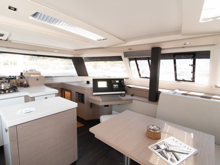 Fountaine Pajot Saona 47 in Adámas on SamBoat