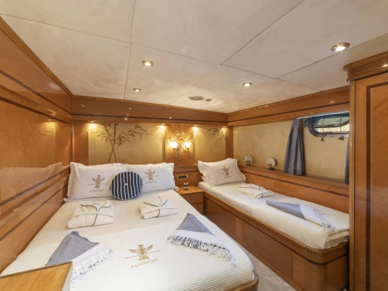 Bareboat Rental Luxury Yacht lürssen with a boat licence