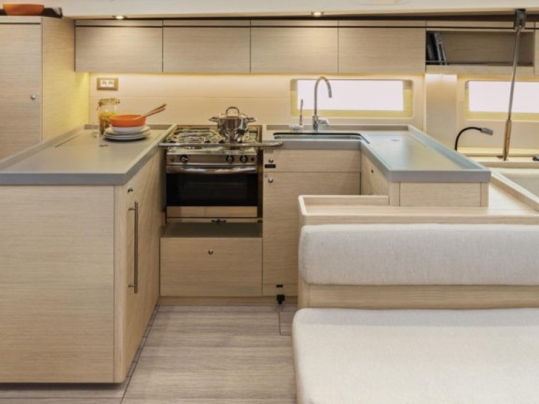 Sailboat for rent Lávrio at the best price