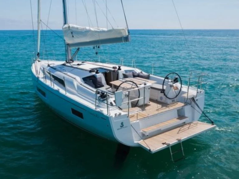 Rent a Bénéteau OCEANIS 40.1 POLEMAS Toulon