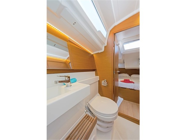 Sailboat for rent Skiathos at the best price