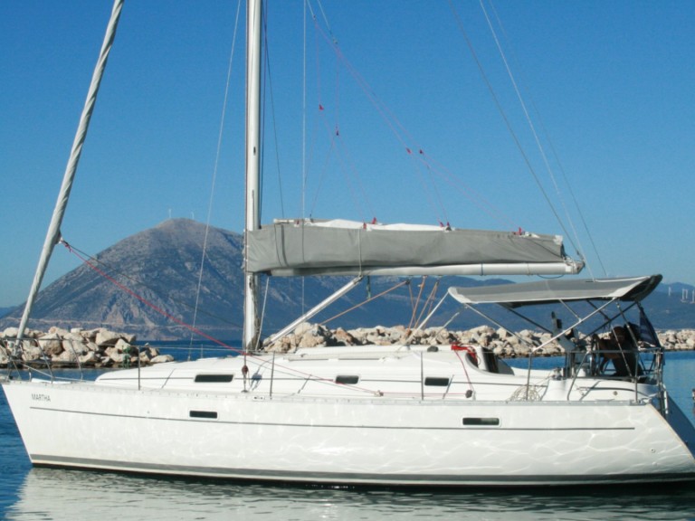 Bénéteau Oceanis 331 in Lefkáda on SamBoat
