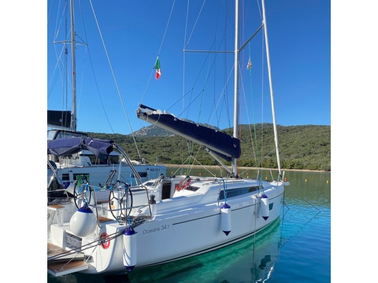 Boat rental Bénéteau Oceanis 34.1 in Cugnana Verde on Samboat