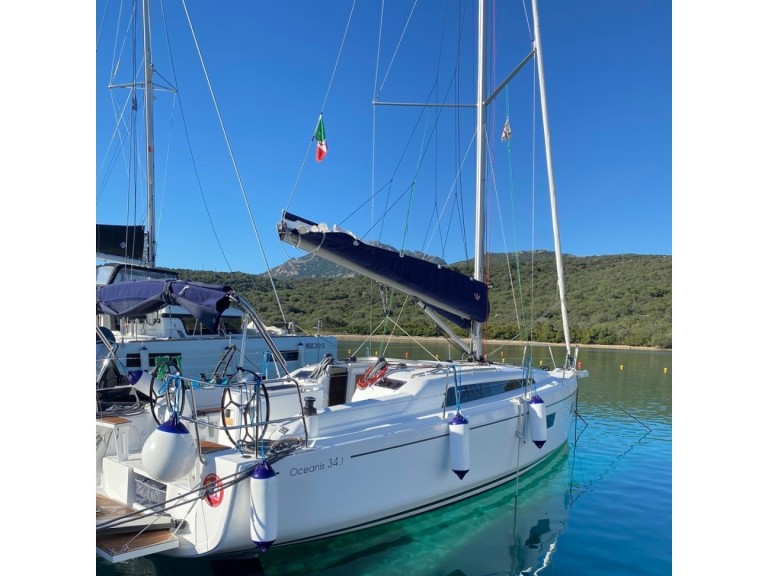 Boat rental Bénéteau Oceanis 34.1 in Marina Cala dei Sardi on Samboat