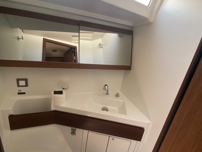 Sailboat for rent Volos at the best price