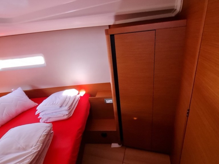 Sailboat rental with or without captain Jeanneau Pula