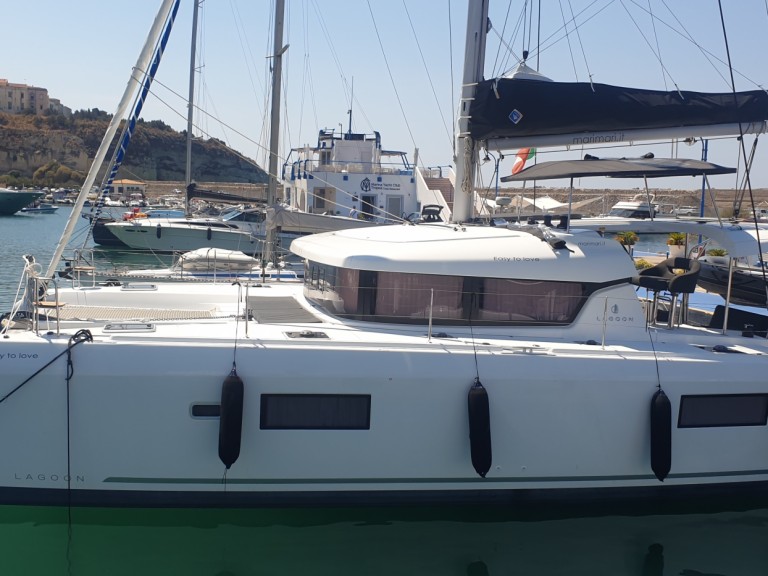 Yacht charter Tropea cheap Lagoon 42 "Easy to love"