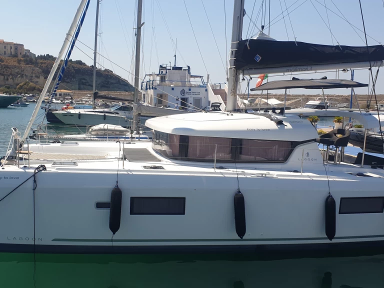 Yacht charter Tropea cheap Lagoon 42 "Easy to love"