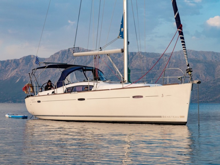 Bénéteau Oceanis 43 in Nikiána on SamBoat