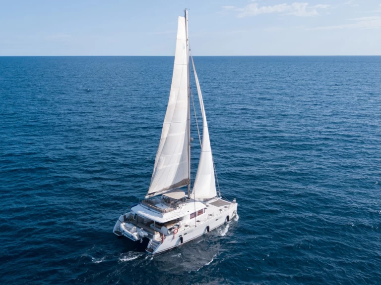 Catamaran rental in Barcelona - Lagoon Lagoon 560
