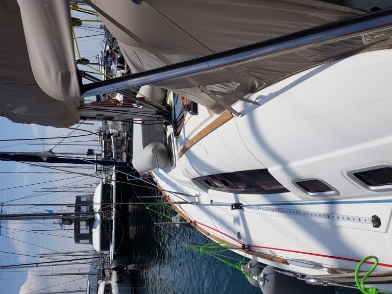 Boat rental Bénéteau Oceanis 46 in Alimos on Samboat