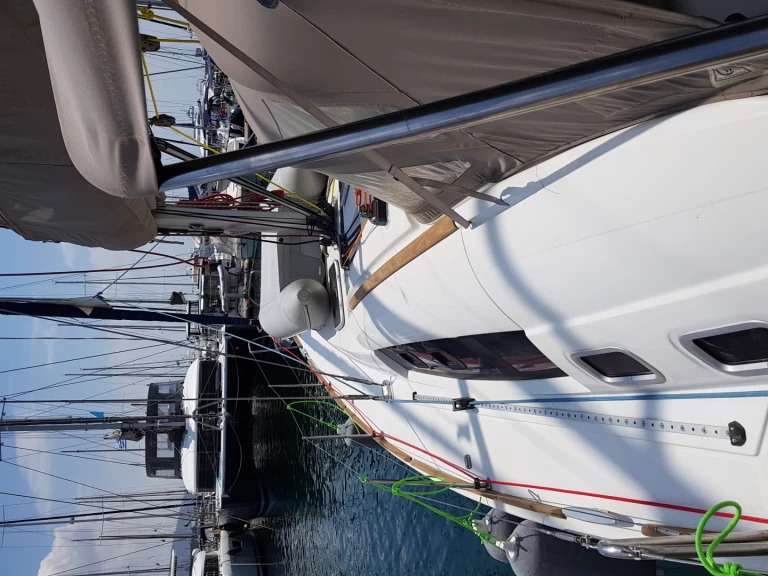 Boat rental Bénéteau Oceanis 46 in Alimos on Samboat