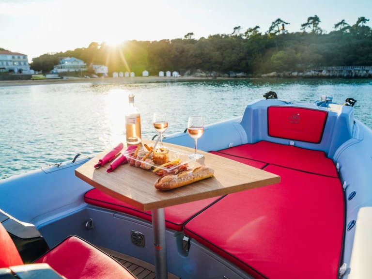 RIB rental in L'Herbaudière - Prua al vento Thor 700