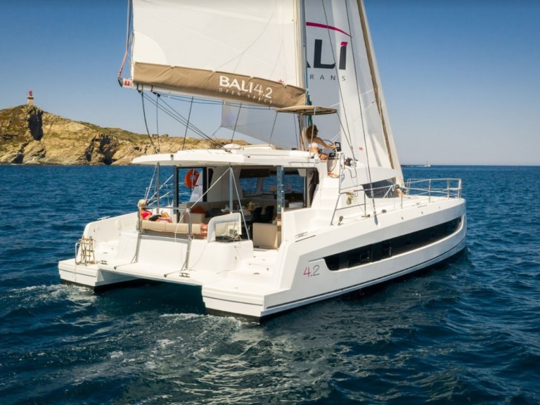 BALI 4.2 BALI 4.2 charter bareboat or captained in  Le Marin