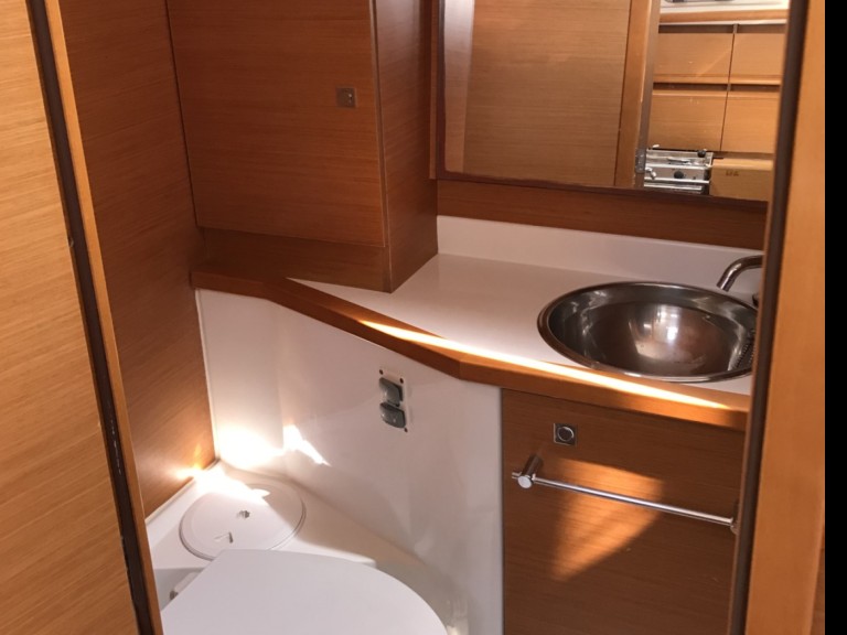 Rent a Jeanneau Sun Odyssey 379 La Rochelle