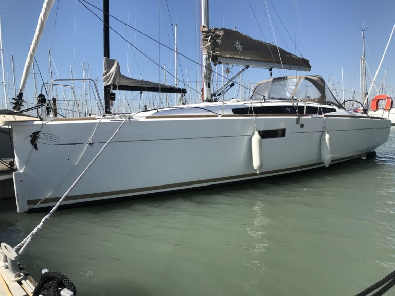 Sailboat rental with or without captain Jeanneau La Rochelle