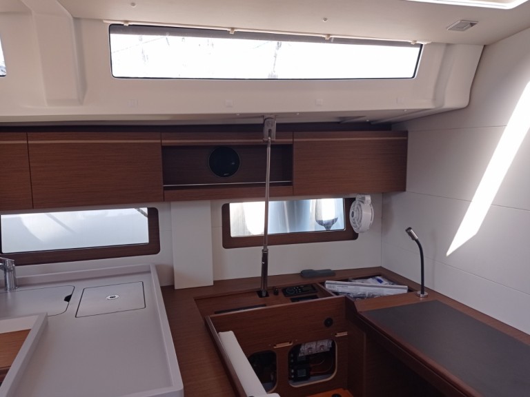 Rent a Bénéteau Oceanis 51.1 Alimos