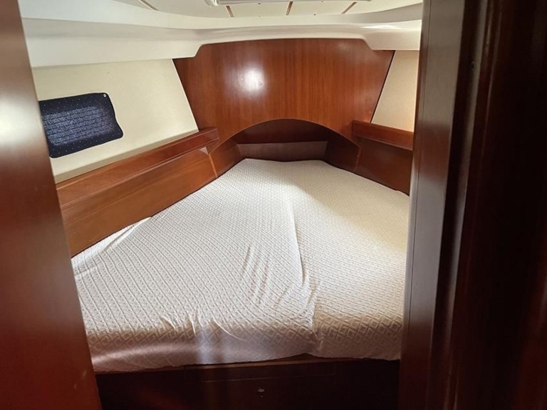 Sailboat rental in Nettuno - Bénéteau Oceanis Clipper 423