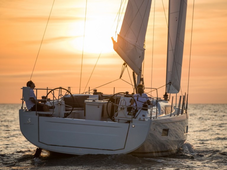 Sailboat rental in Lagos - Bénéteau Oceanis 40.1