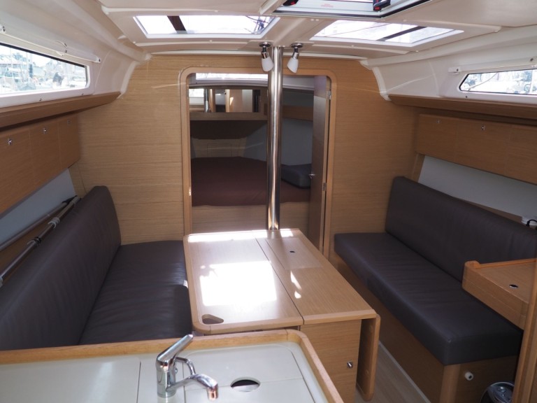 Sailboat for rent Arzon at the best price