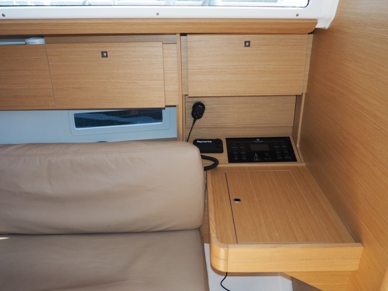 Sailboat for rent Arzon at the best price