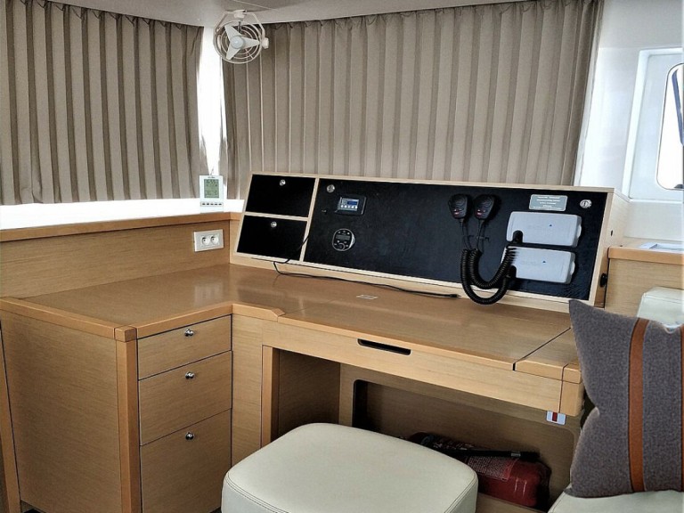 Rent a Lagoon Lagoon 450 F Alimos