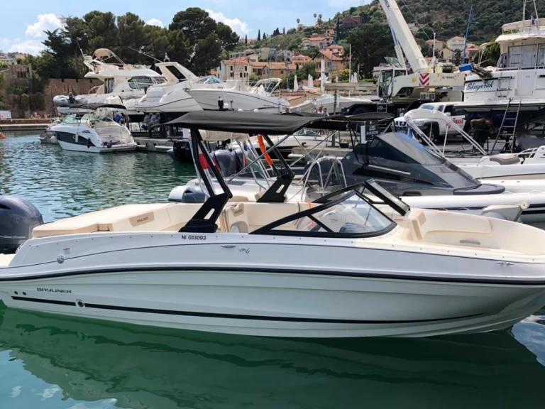 Motorboat rental with or without captain Bayliner Cannes