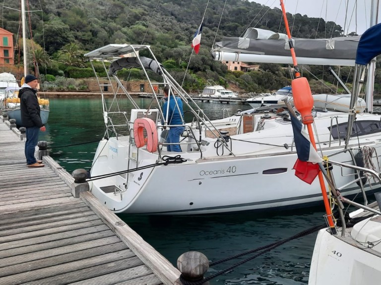 Boat rental Bénéteau Oceanis 40 in Bormes-les-Mimosas on Samboat