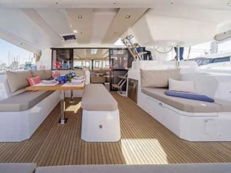 Catamaran rental in Porquerolles - Fountaine Pajot Astrea 42