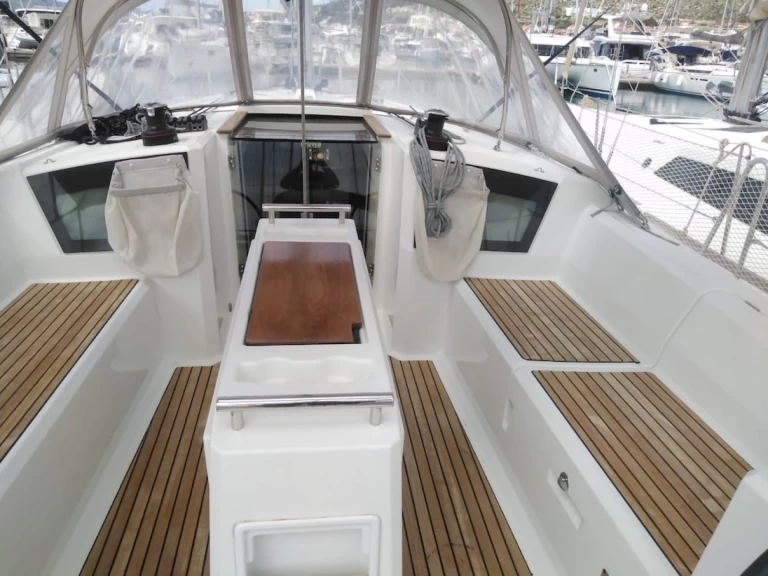 Rent a Bénéteau Oceanis 38.1 Seget Donji