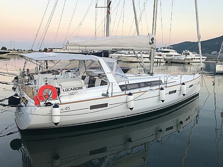 Bénéteau Oceanis 45 charter bareboat or captained in  La Spezia
