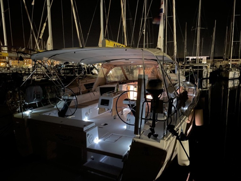 Boat rental Dufour Dufour 430 in Šibenik on Samboat