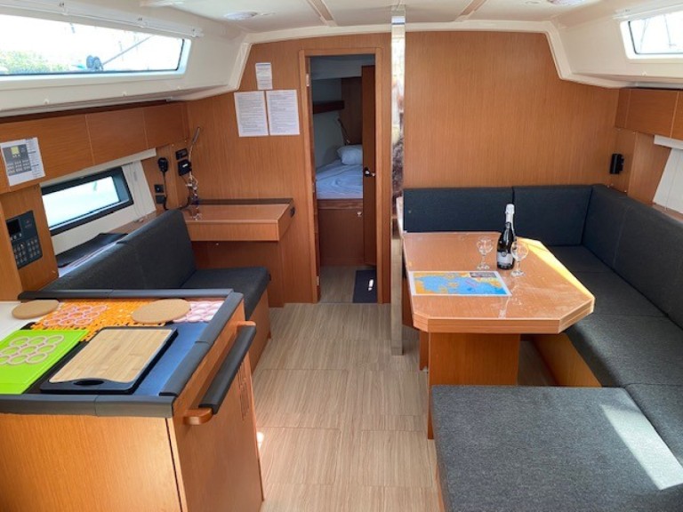 Rent a Bavaria Bavaria C42 Alimos