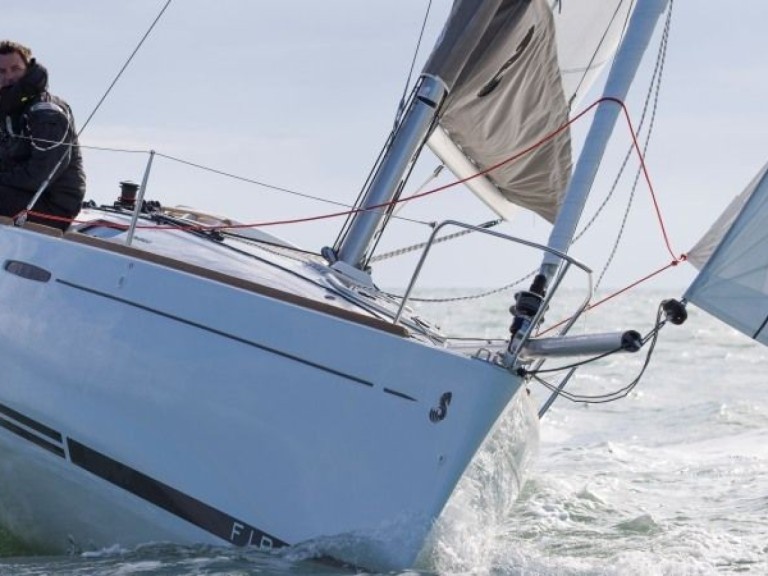 Rent a 4 FIRST 25 Arzon