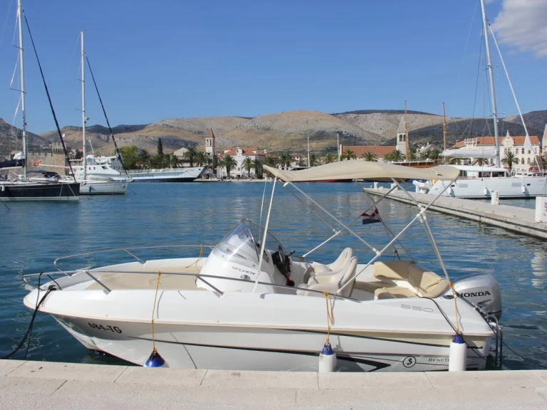 Bareboat Rental Motorboat Bénéteau with a boat licence