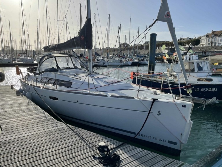 Boat rental Bénéteau Oceanis 34 in La Trinité-sur-Mer on Samboat