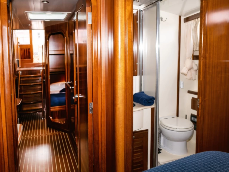 Houseboat rental with or without captain Menorquin-Yachts Mahón