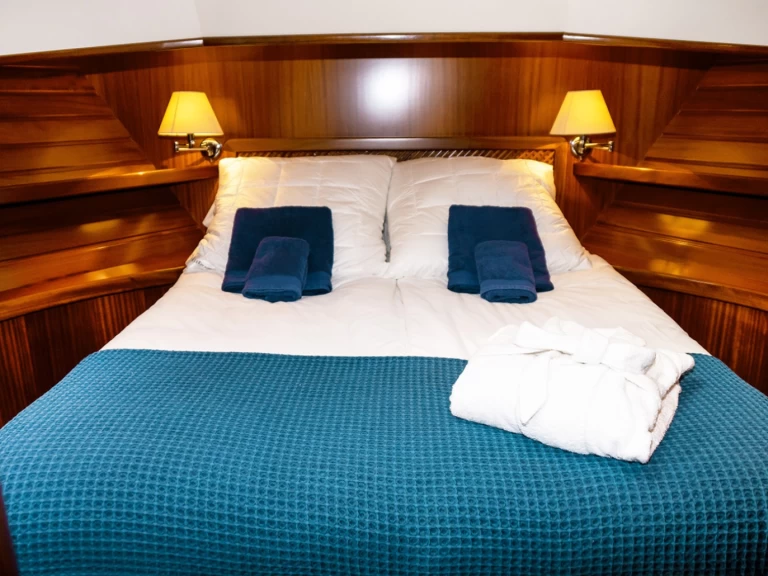 Bareboat Rental Houseboat Menorquin-Yachts with a boat licence