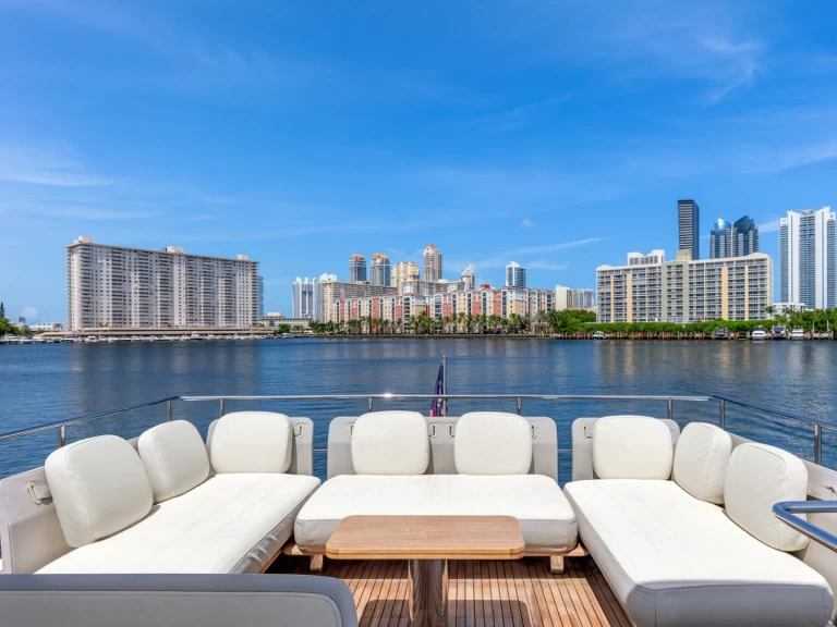 Rent a Azimut Azimut 66 Miami