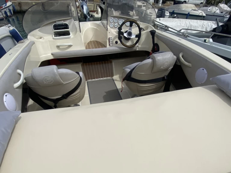 Motorboat rental with or without captain Quicksilver Chantecoq