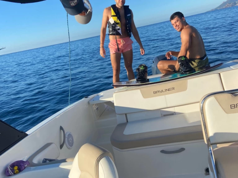 Bareboat Rental Motorboat Bayliner with a boat licence