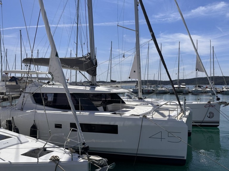 Catamaran rental in Seget Donji - Leopard Catamarans / Robertson & Caine Leopard 45 - 3 + 1 cab.