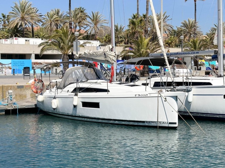 Sailboat rental in Barcelona - Bénéteau Oceanis 30.1