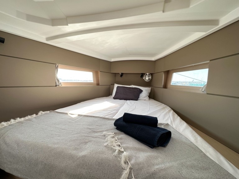 Boat rental Bénéteau Oceanis 38.1 in Cambrils on Samboat