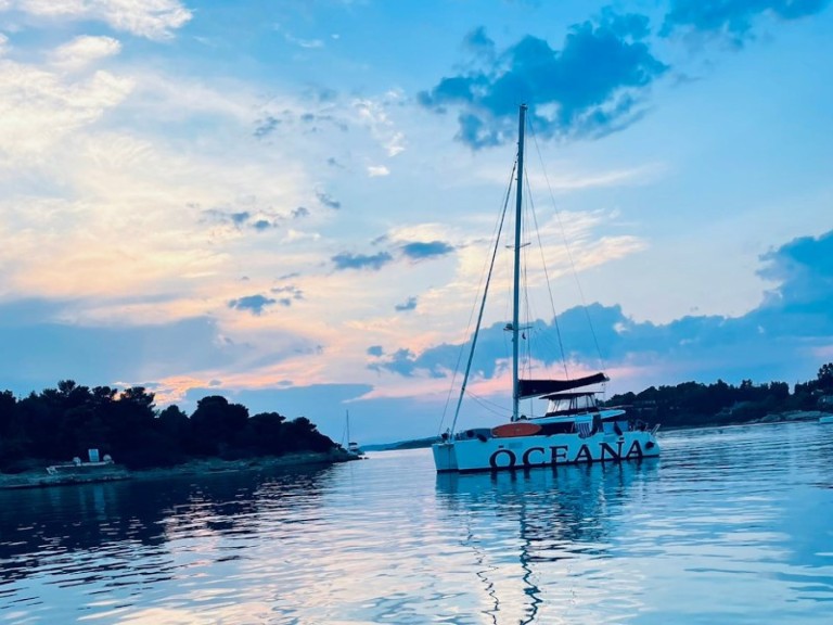 Rent a Lagoon Lagoon 450 F Alimos