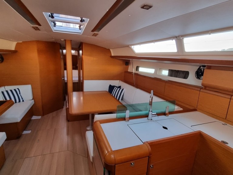 Sailboat rental with or without captain Jeanneau Pula